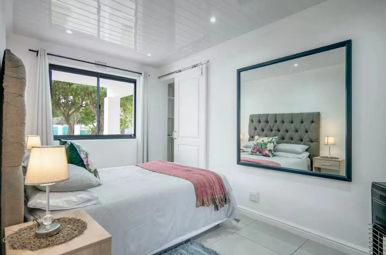 Spearhead On Lake Accommodation-3B Marina da Gama Apartment