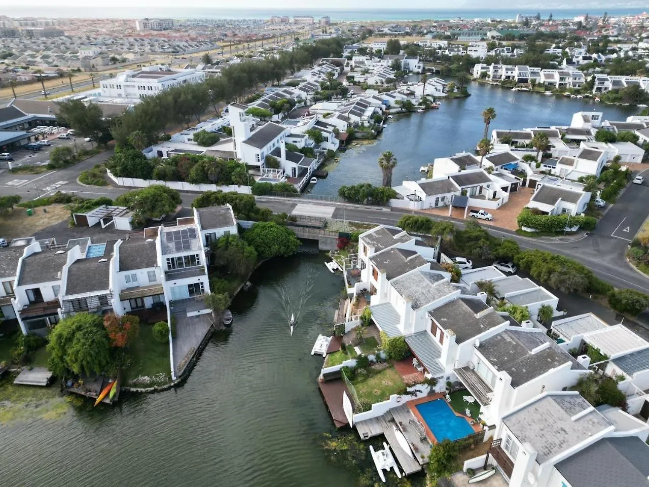 Spearhead On Lake Accommodation-3B Marina da Gama